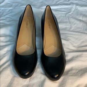 Trotters Signature black round toe heels size 12 M